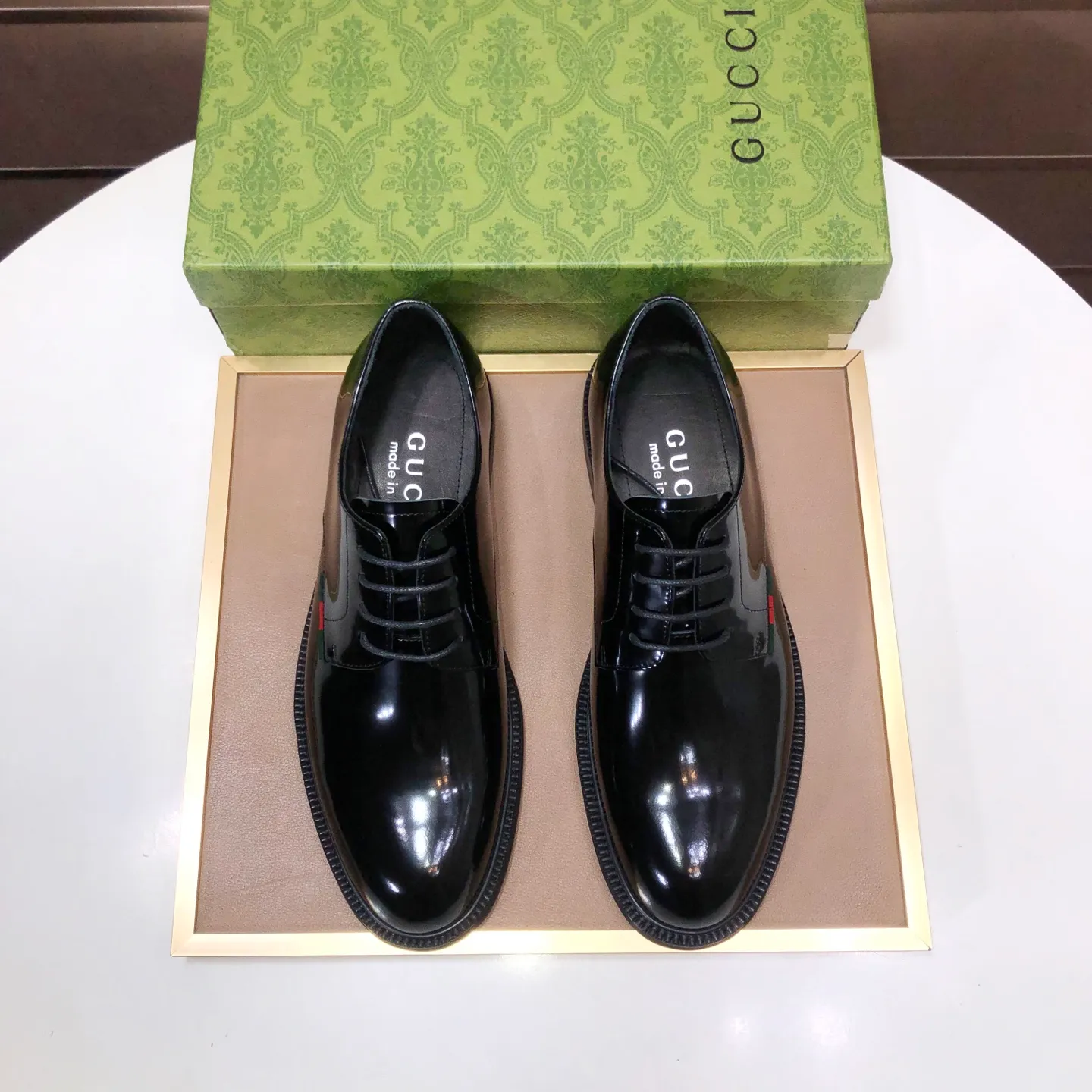 Factory batch 500💰Italy’s top luxury men’s shoe giant (GUCCI) (Gucci) (full cowhide lining) new arrival🍃Original European style🔰 Pleasant to the eye😍In order to make the shoes more durable and non-deformable🌀The production continues to follow traditional methods but there is still no lack of innovation💪The original sheepskin is selected for the leather♻️Smooth, natural and extra bright⭐Made of imported cowhide The rich man’s first choice 38-45 (45 customized)